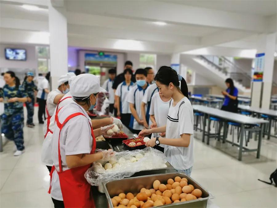 青岛一中:步伐铿锵,恰同学少年,风华正茂!